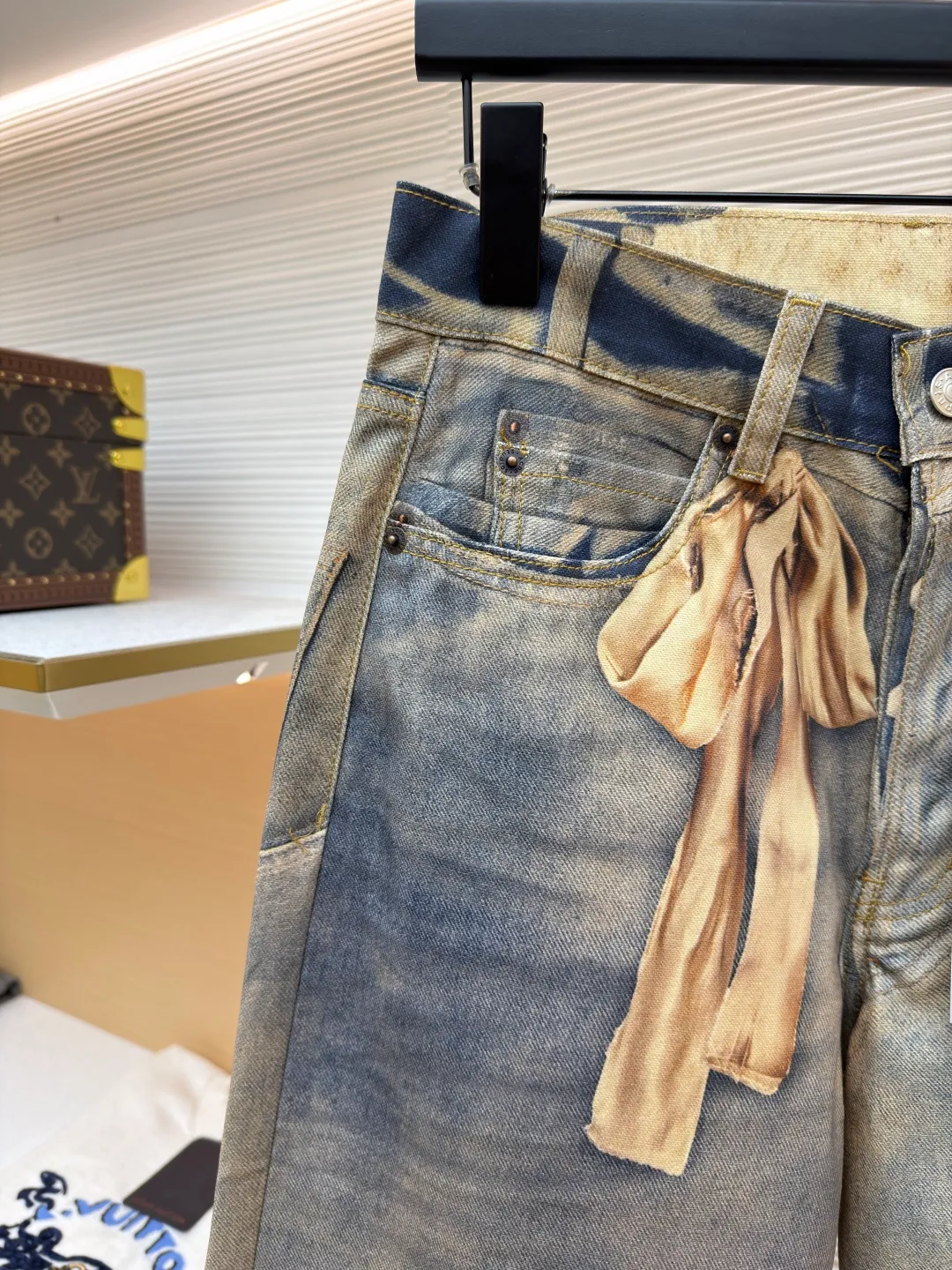 Acne Studios 1981 Teddy Bear 3D printed wide-leg jeans ●Original version: purchased and developed by 6874 ●Item number: 1681986-A80 ●Material: denim fabric ●Technology: 3D printing ●Version: loose fit ●Weight: about 660 grams ●Size: XS-S-M-L-XL-XXL ●Description: These teddy bear-themed jeans are made of 100% heavyweight cotton denim and are pre-shrunk to ensure size stability. The core technology is digital direct-injection printing from Heidelberg, Germany. The teddy bear pattern is first positioned and printed and then cut into a single piece to ensure the integrity of the pattern and position accuracy. It is paired with handmade three-dimensional patching + ribbon decoration, and sewing reinforcement is used to make the doll elements present a 3D level. The washing process goes through 5 processes: desizing, atomizing, manual re-spraying, color setting and distressing, and finally forming an aged gradient blue tone. The hardware uses custom logo buttons, and a built-in lining at the waistband enhances stiffness. The pants are straight and wide-leg cut, taking into account both relaxation and comfort. The overall wiring is straight and delicate, the fabric is comfortable and soft, and the color is consistent without color difference. It can be matched with the same style to create a fashionable look and control various occasions. Customized accessories, complete with three standards, same style for men and women!